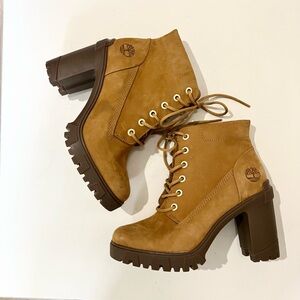 Timberland  NWOT Suede Leather Ankle Boots lace up Lugz sole size 7 Carmel brown